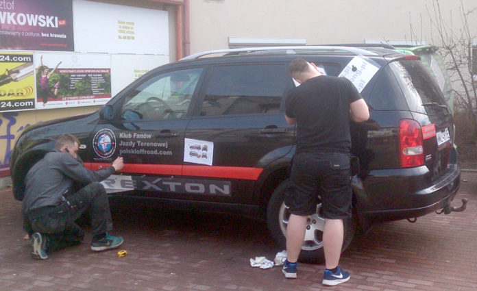 Oklejanie samochodu w barwy firmowe