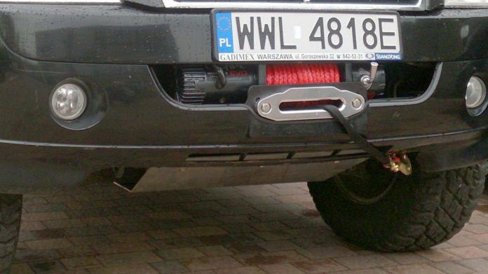 Wyciągarka w fabrycznym zderzaku