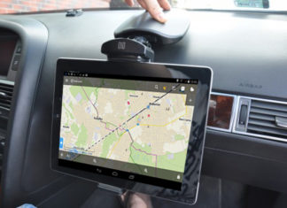 Nawigacja GPS w samochodzie terenowym