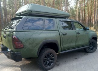 Bagażnik pod namiot dachowy w aucie typu pick-up