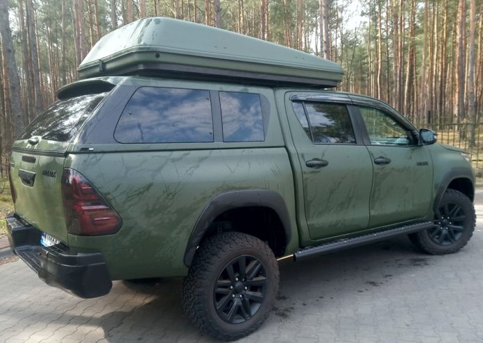 Bagażnik pod namiot dachowy w aucie typu pick-up